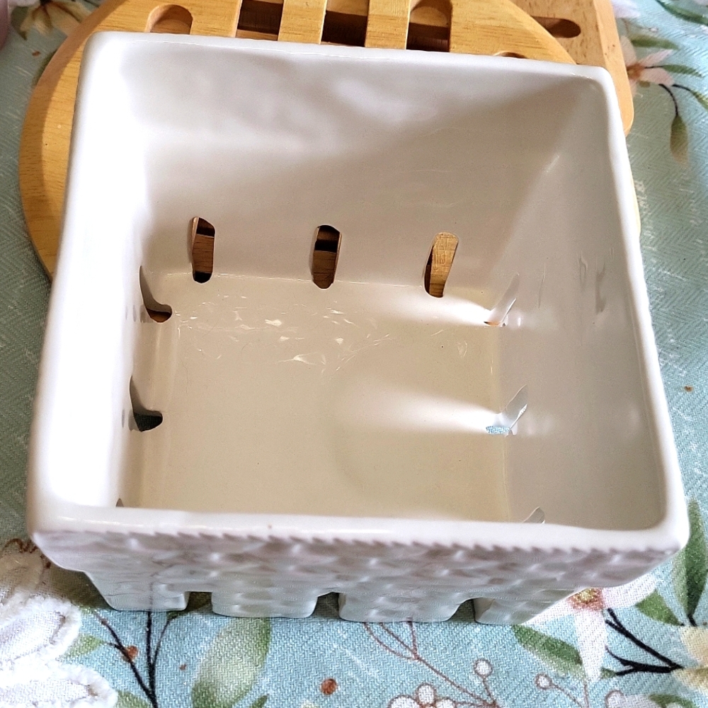 Pier 1 beautiful ceramic dish w/basket weave design, in good pre-owned condition